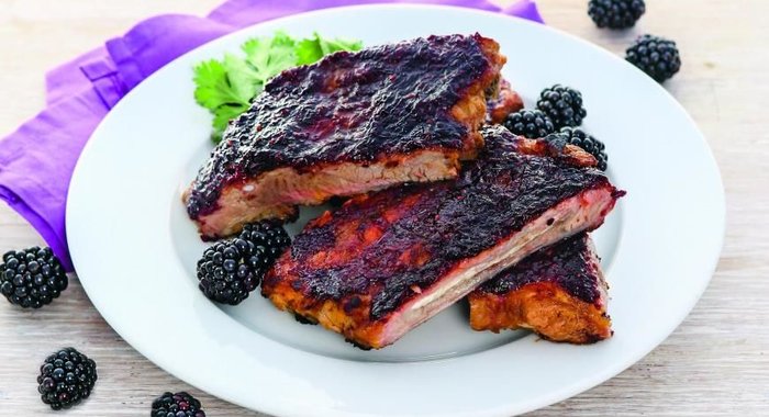 Свиные ребрышки в маринаде из ежевики