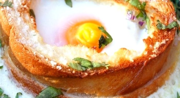 Яичница в хлебе в духовке