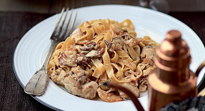 Феттучине с рагу из цесарки и белых грибов