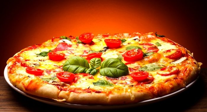 Пицца в домашних условиях с колбасой, сыром и помидорами