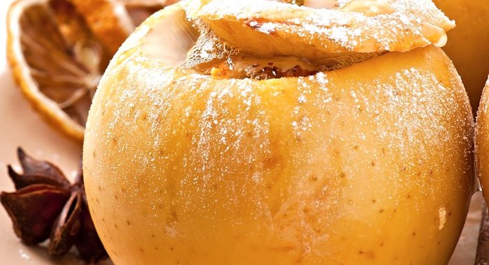 Запеченное яблоко с изюмом и овсянкой