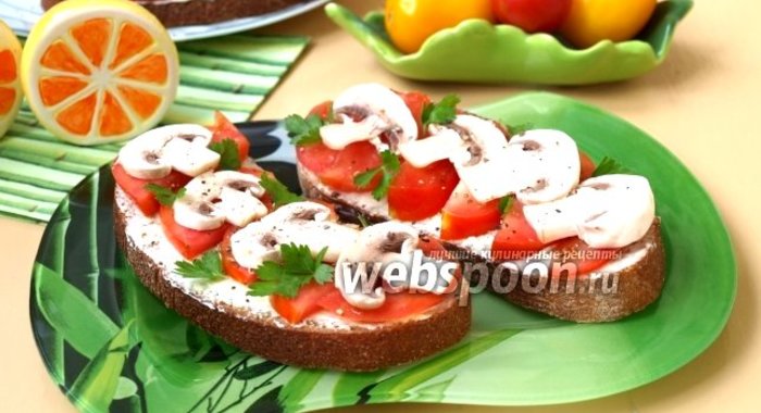 Бутерброды с помидорами и сырыми шампиньонами