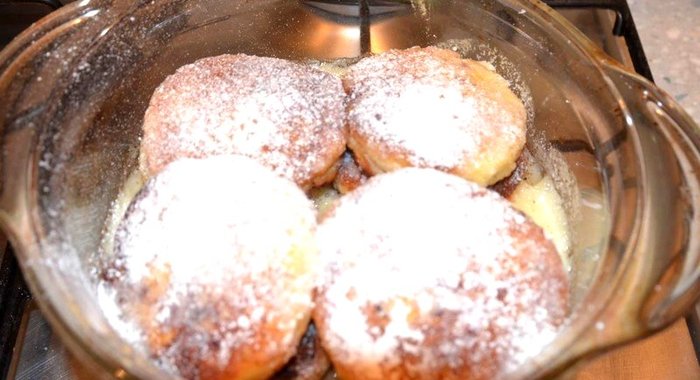 Сырники под сметанным соусом