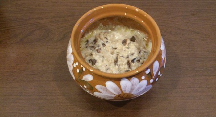 Овсяная каша с черносливом в горшочке