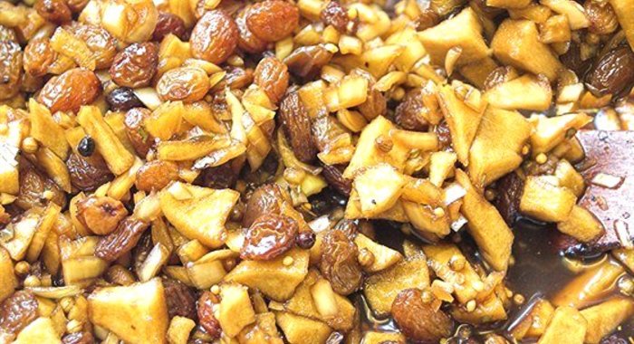 Яблочный чатни со специями и изюмом