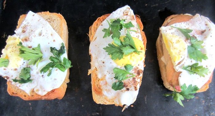 Горячие бутерброды с яичницей
