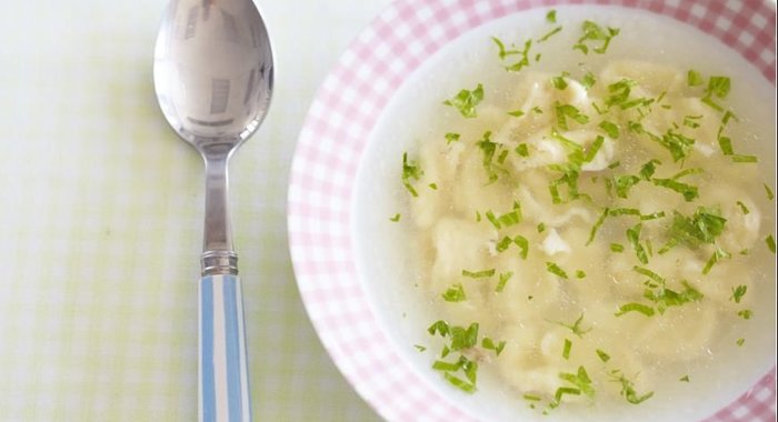 Куриный бульон с яичными клецками