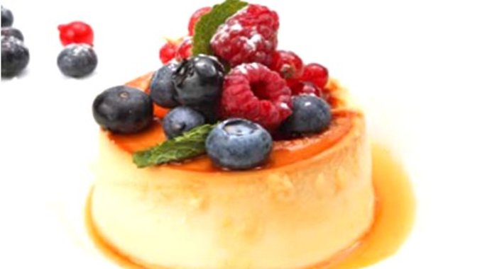 Молочное суфле с консервированными ягодами