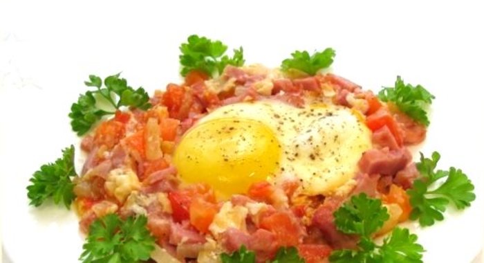 Яичница с помидорами и ветчиной