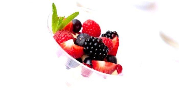 Ягоды с английским кремом