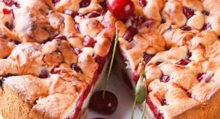 Шарлотка с вишней и яблоками