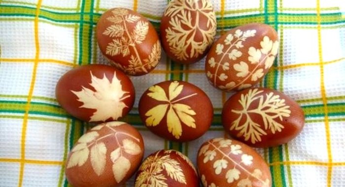 Пасхальные крашеные яйца