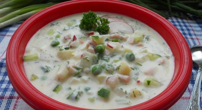 Окрошка с ветчиной и зеленым горошком на йогурте