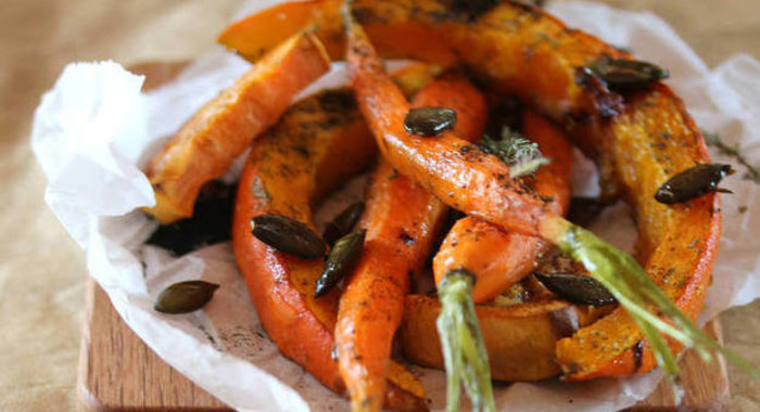 Печеные оранжевые овощи с изюмом и тыквенными семечками