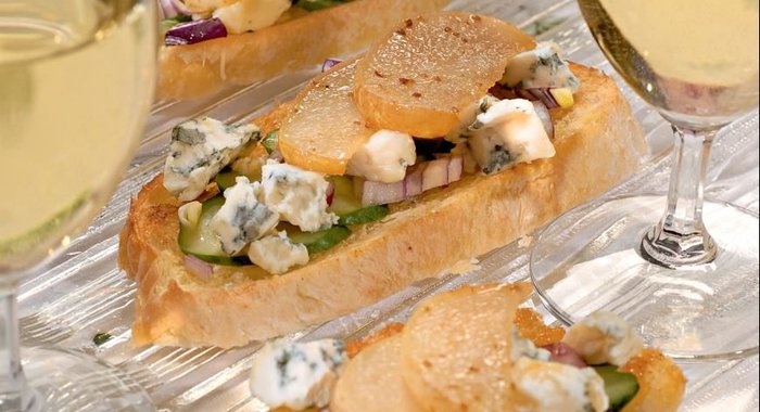 Тосты с сыром и грушами