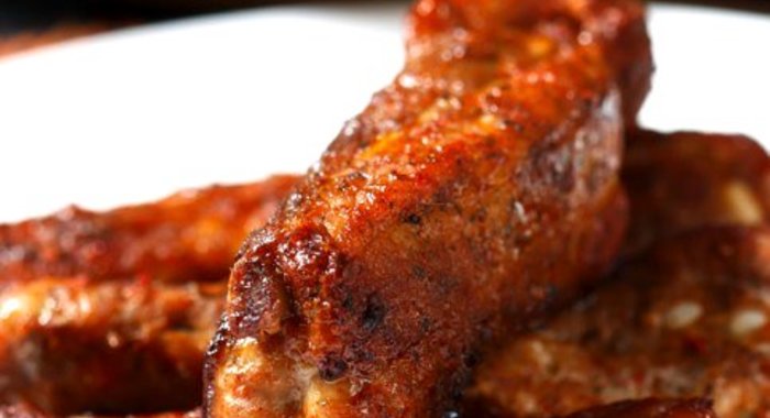 Свиной окорок, запеченный с соусом барбекю и луком