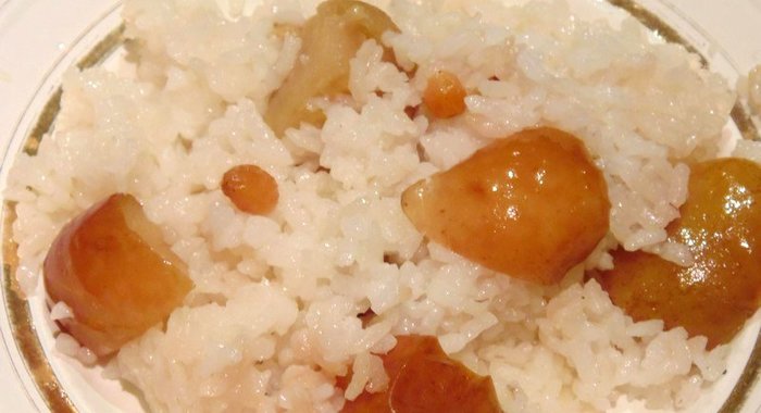 Каша рисовая с яблоками и изюмом