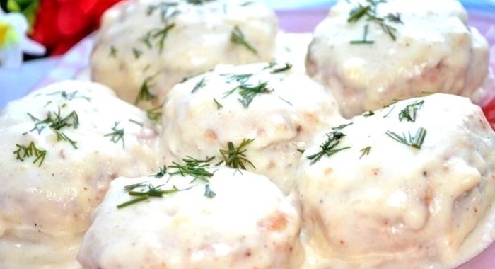 Фрикадельки в молочном соусе