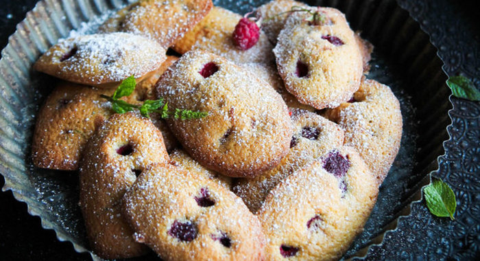 Печенье Мадлен с малиной и мятой