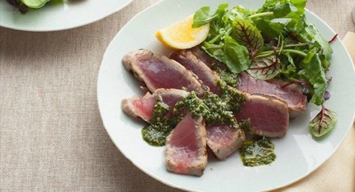 Стейк тунца с соусом песто