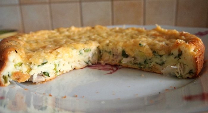 Пирог с зеленым луком, курицей и сырной корочкой