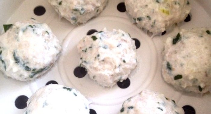 Паровые куриные котлеты с тимьяном и петрушкой