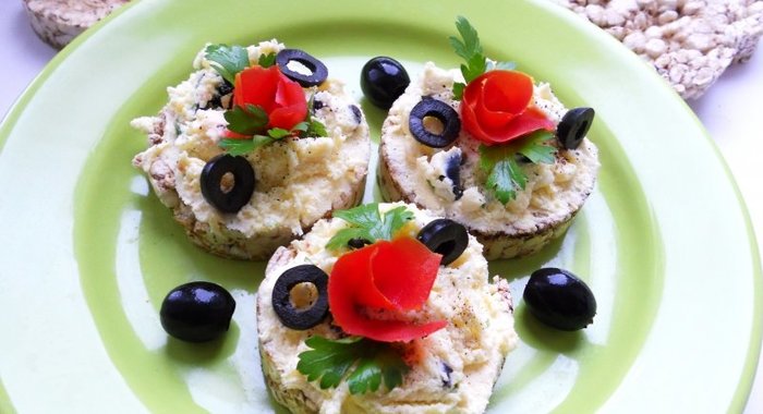 Бутерброды с домашним мягким сыром на хлебцах