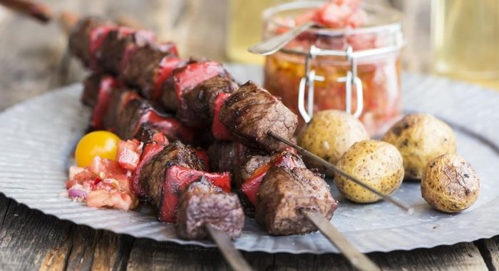 Шашлык из говядины с острой сальсой