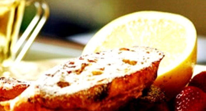 Тосты с малиновым пюре