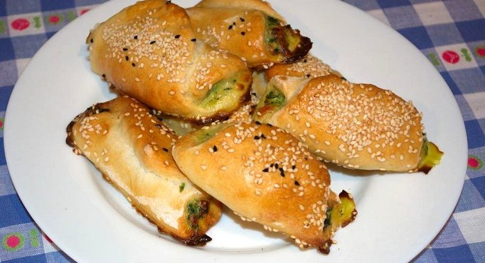 Домашние здобные рулетики с брынзой и шпинатом