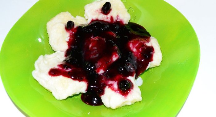Галушки с черничным джемом