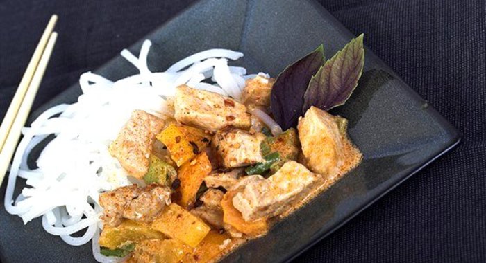 Рисовая лапша со свининой и карри