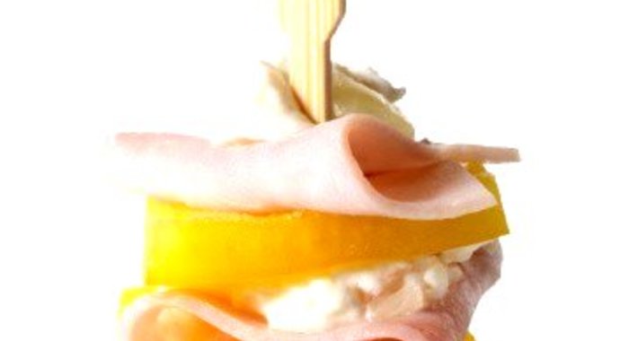 Канапе с ветчиной и ананасом