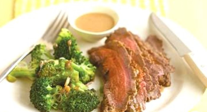 Стейк с арахисовым соусом и брокколи