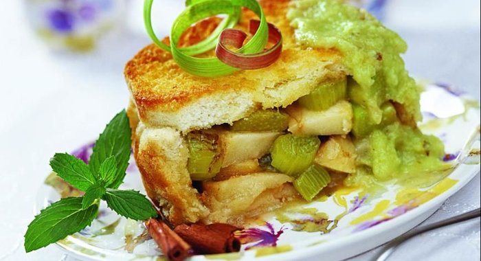 Шарлотка с ревенем и яблоками