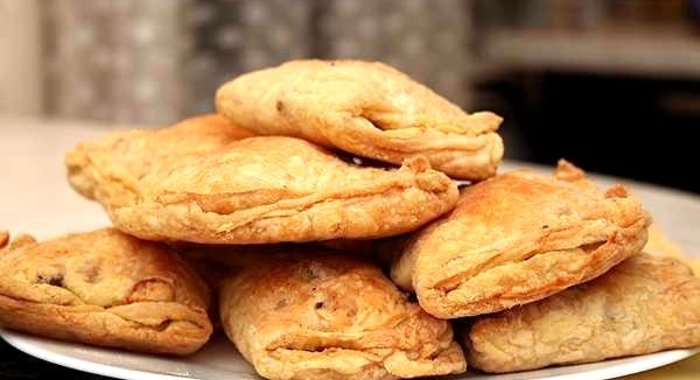 Слоеные пирожки с курицей и сыром