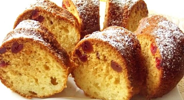 Кекс с вяленой вишней