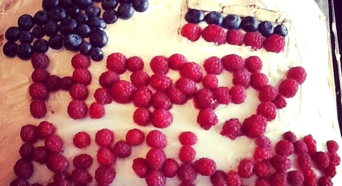 Бисквитный торт с фруктами и сметанным кремом