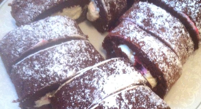 Шоколадный рулет с вишней и взбитыми сливками