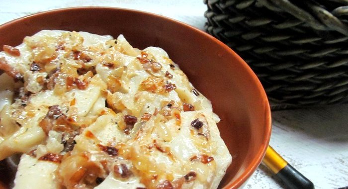 Вареники с подливой из сала и сметаны