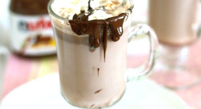 Фраппе с горячим шоколадом и кремом из фундука