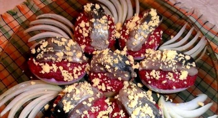 Закуска Селедка под шубой в яйце