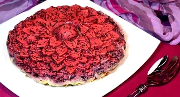 Салат-торт «Селёдка под шубой в желе»