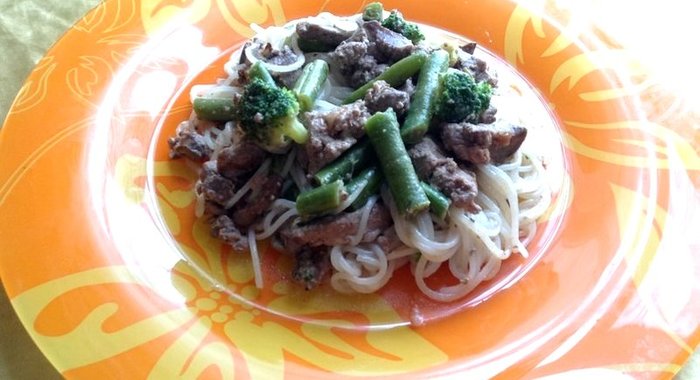 Рисовая лапша с куриной печенью и овощами