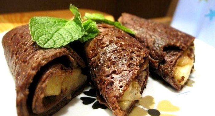 Шоколадные блины с карамельными яблоками