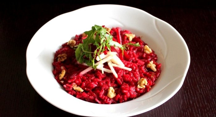 Свекольное ризотто с яблоком, грецким орехом и сыром бри