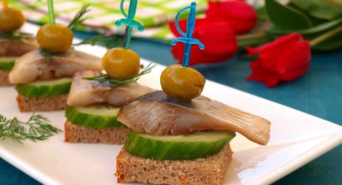 Канапе с сельдью и свежим огурцом