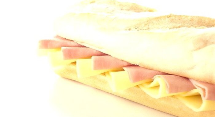 Французский багет с ветчиной серрано, манчего и инжирным джемом