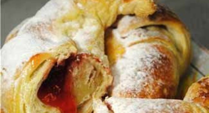 Круассаны с клубничным джемом