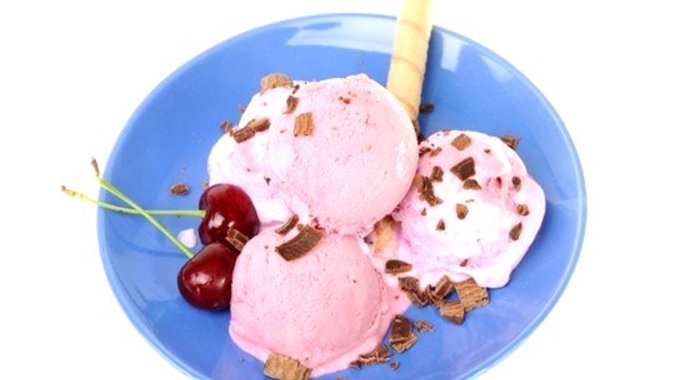 Вишневое мороженое с шоколадом